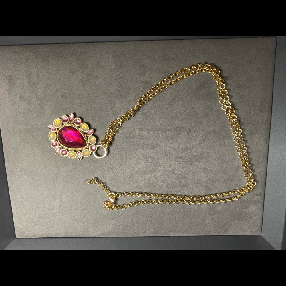 Beautiful costume necklace with nice size pendant